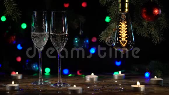 喜庆气氛一两杯正在倒香槟的桌子上都是亮着的灯泡慢动作视频的预览图