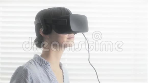 美丽的女商人在虚拟现实中互动视频的预览图