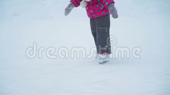 小女孩在溜冰场户外滑冰视频的预览图