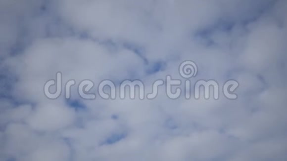 蓬松的云层移动实时背景视频的预览图