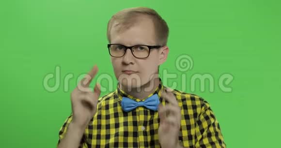 白人时髦男人竖起大拇指穿黄色衬衫的人铬键视频的预览图