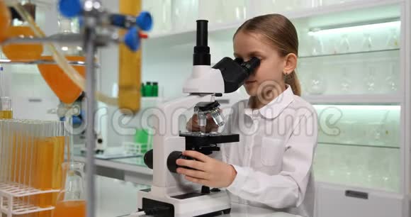 学校化学实验室儿童显微镜学生实验4K视频的预览图