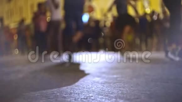 离群索居的情侣在街边跳背景舞萨尔萨舞视频的预览图