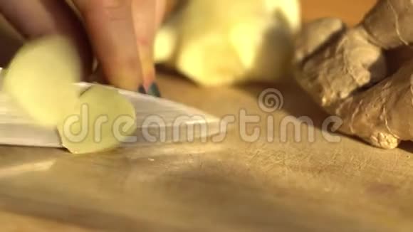 女厨师女性手切鲜姜健康食品快关门4K视频的预览图