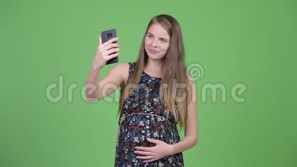 年轻快乐的孕妇自拍视频的预览图