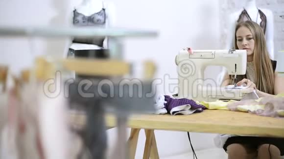 缝纫机中的缝纫线视频的预览图
