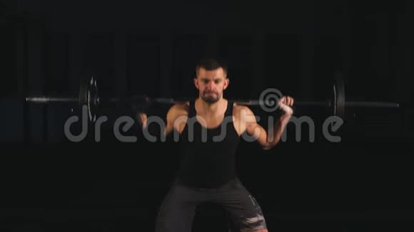 举重运动员正准备举起一个很重的杠铃视频的预览图