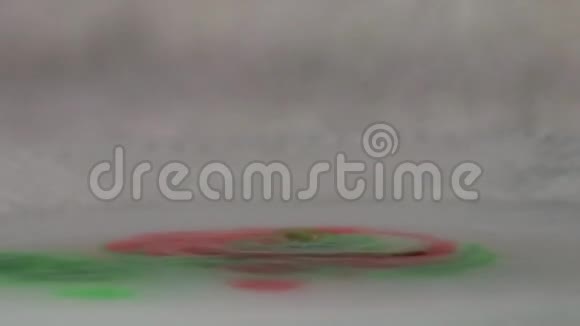 彩色混合物中的红色滴管视频的预览图