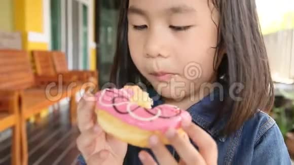亚洲孩子吃甜甜甜圈视频的预览图