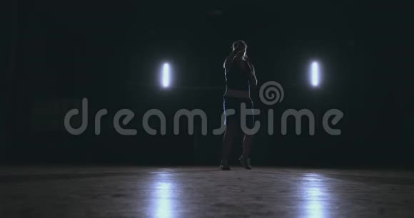 一个强壮的运动员女拳击手在黑色背景下训练拳击运动拳击概念与复制空间视频的预览图