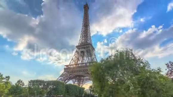 埃菲尔铁塔日落时分云层中有温暖的光线视频的预览图