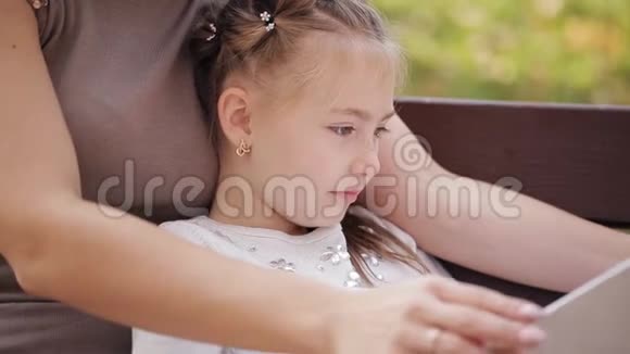 有雀斑的小女孩在公园里看书很有趣视频的预览图