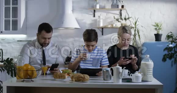 一家人坐在厨房的桌子旁视频的预览图
