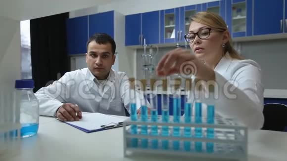 自信的科学家在实验室检查溶液视频的预览图