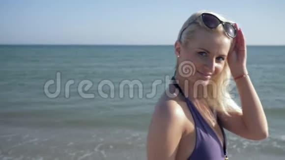 周末快乐穿着泳衣的漂亮女人在海边和海水嬉戏视频的预览图