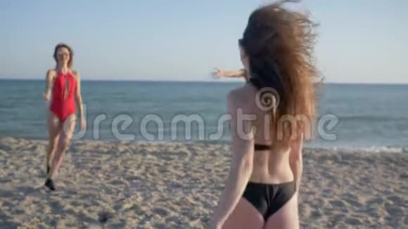 在度假胜地的海滩聚会上身穿太阳镜和泳衣的年轻女性玩得很开心视频的预览图