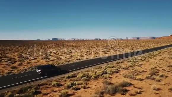 美丽的空中拍摄的小型货车驾驶沿惊人的美国沙漠公路道路平坦的山脉天际线视频的预览图