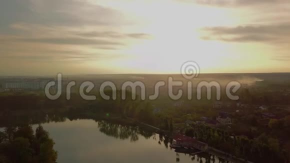 日落时观赏美丽的湖景和城市景观视频的预览图