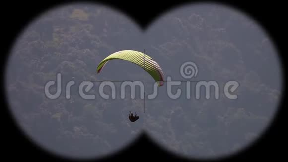 通过望远镜看到飞行滑翔伞积极爱好和运动视频的预览图