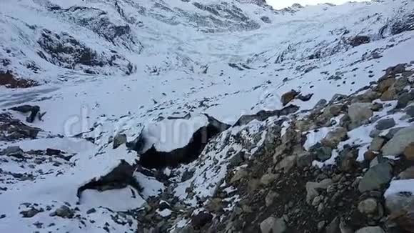 岩石在山上拍摄一个视频与雪山峰和冰川在基地视频的预览图