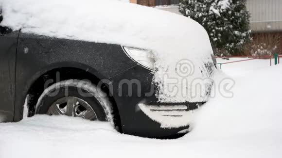 黑色的汽车覆盖着深冬的雪视频的预览图