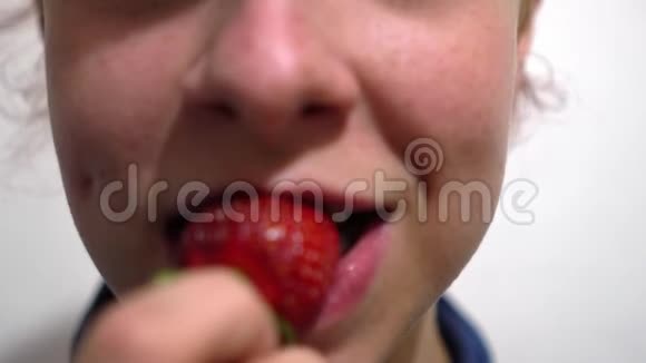 在家吃草莓的快乐可爱的年轻女人视频的预览图