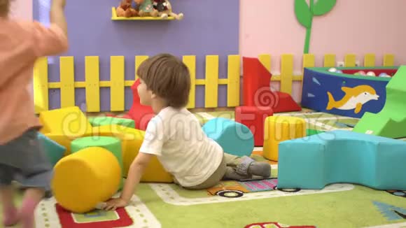 快乐的蹒跚学步的孩子玩软多色块学前教育视频的预览图