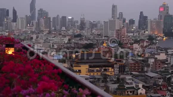 东方城市传统与现代建筑观美丽的花坛与传统民居的城市景观视频的预览图