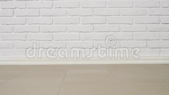 带瓷砖地板的白色砖墙作为背景视频的预览图