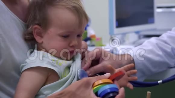 儿科医生用听诊器听小女孩呼吸视频的预览图
