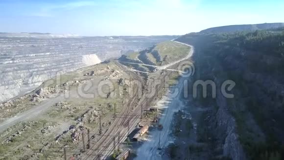 空中铁路和地面道路由山石棉坑延伸视频的预览图