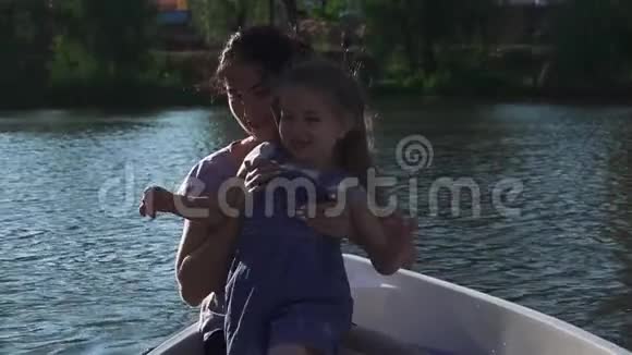 小女孩和她妈妈在船上视频的预览图