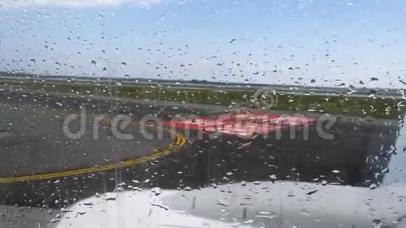 机场跑道在起飞前通过移动飞机窗口观看雨滴视频的预览图