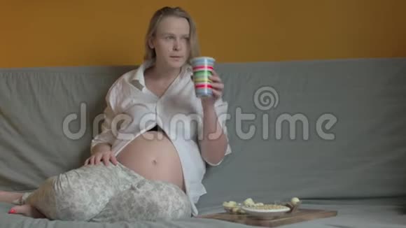 孕妇在家吃饭放松视频的预览图