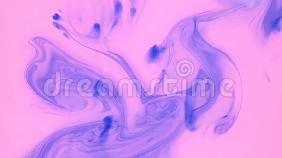 在动态流动中放大彩色油漆粉红色背景上的蓝色喷墨视频的预览图