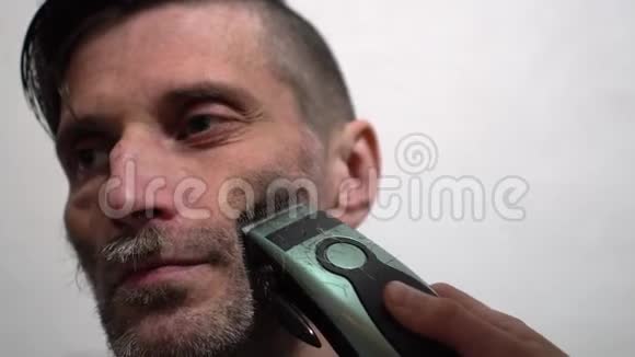 理发店的理发师刮胡子很有魅力视频的预览图