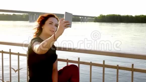 暑假海滩度假女孩用智能手机拍摄有趣的手机自拍照片视频的预览图