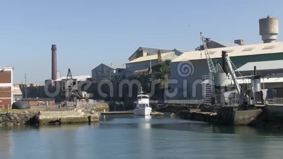 有码头和船的起重机和房屋视频的预览图