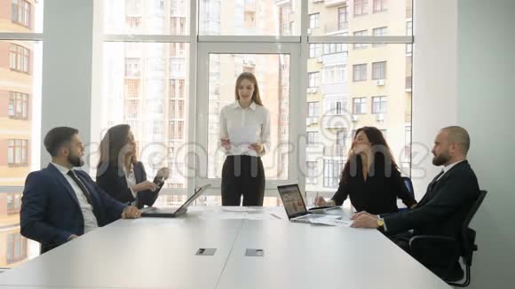 办公室职员一家大公司的雇员两名青年男子和三名青年妇女讨论公司问题之一视频的预览图