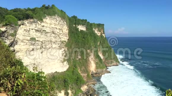 从巴厘岛乌卢瓦图神庙俯瞰悬崖的风景印度尼西亚4k段录像视频的预览图