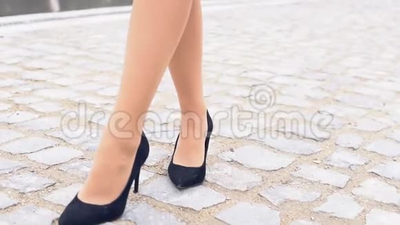 在石路上穿黑鞋的女人的腿视频的预览图
