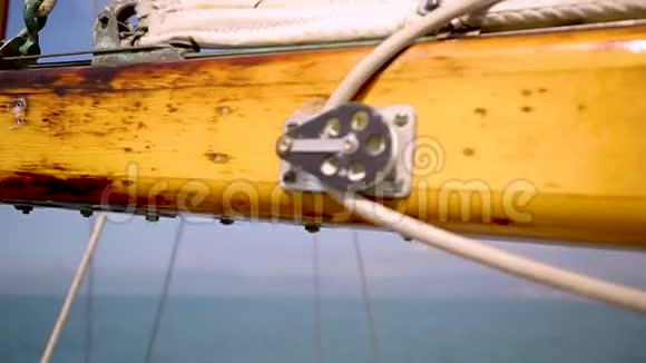 一艘木制古董帆船在阳光明媚的海洋中航行的桅杆特写展示了木制部件和视频的预览图