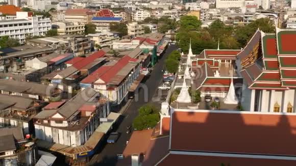 现代东方城镇的城市景观从金山寺俯瞰雄伟曼谷街道的房屋屋顶视频的预览图
