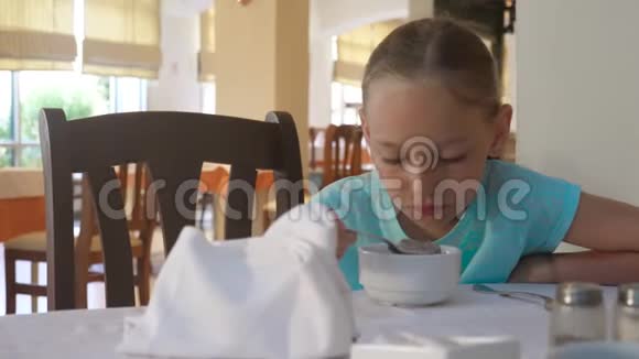 肖像少女在酒店餐厅早上吃粥视频的预览图