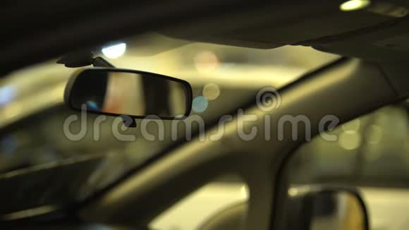男子调整车内后视镜驾驶证考试能见度范围视频的预览图