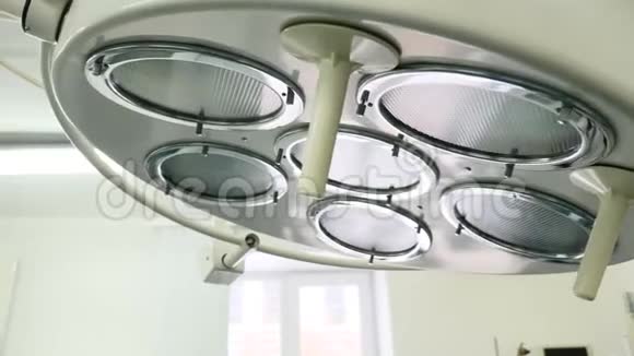 手术中的灯打开手术室灯的低角度镜头医疗设备概念4k视频的预览图
