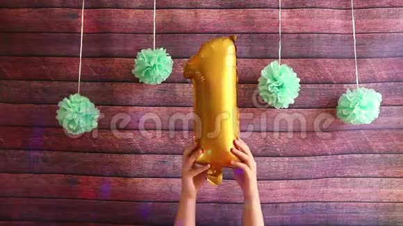一岁生日快乐头号金色气球周年庆典视频的预览图