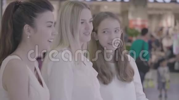 八卦女友在商场聊天视频的预览图