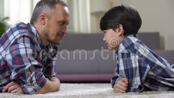 爸爸和儿子互相看着对方互相竞争玩游戏视频的预览图