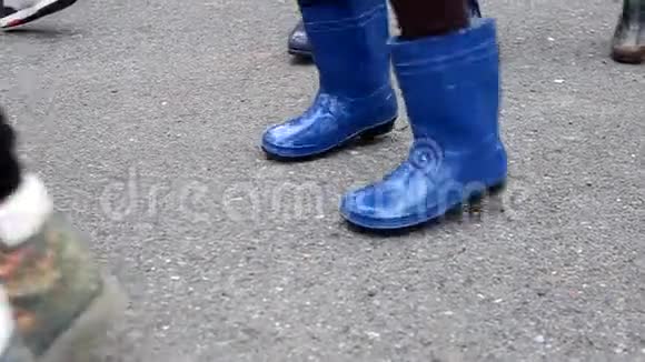 蓝色橡胶靴在儿童腿上视频的预览图